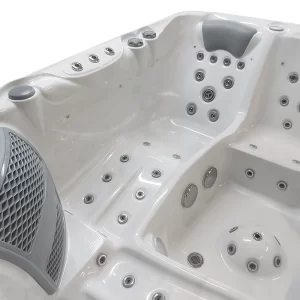 Bed in hot tub Alpha 823.