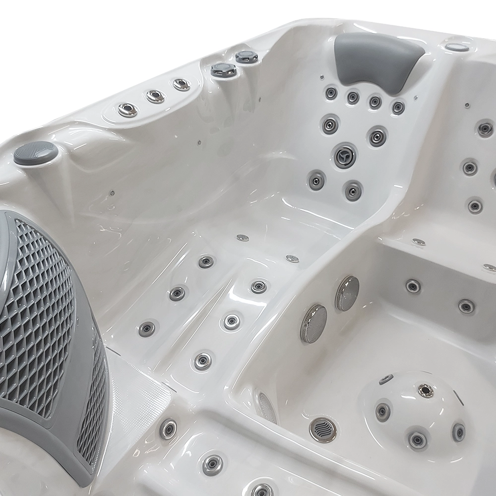 Bed in hot tub Alpha 823.